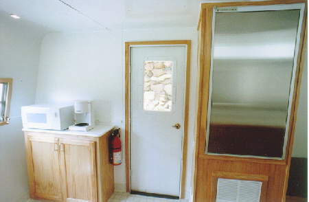 Entrance/kitchen area photo